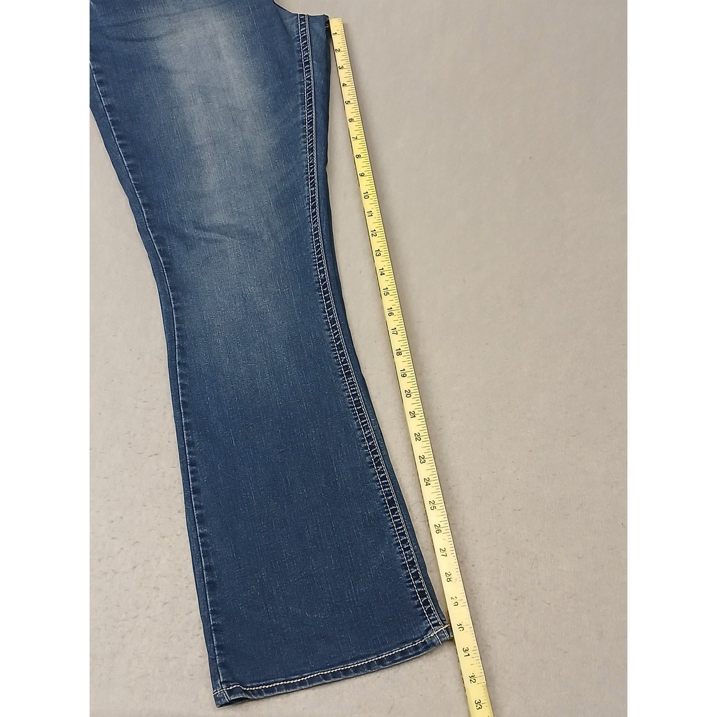 Wallflower (15R) Women's Curvy Fit Boot Cut Blue Denim Jeans