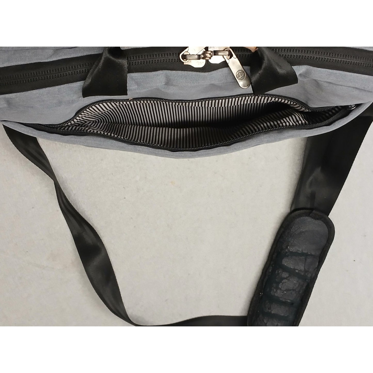 PKG 15” Laptop Messenger Bag Carry Crossbody Gray 10L Pre Owned